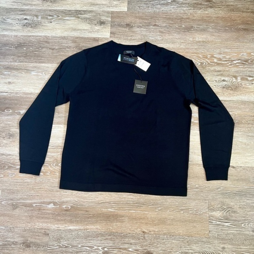 Black crew neck pullover